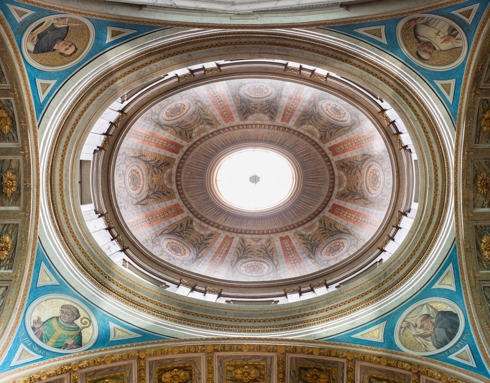 Bernardusdagen- Vier cisterciënzer heiligen in de koepel van de basiliek in Oudenbosch foto Bea Hoeks